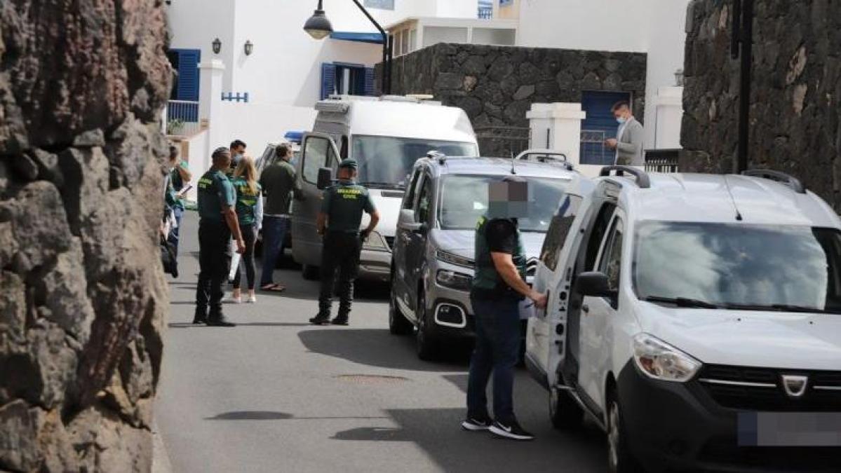 Los agentes de la UCO en la casa de Pedro San Ginés 